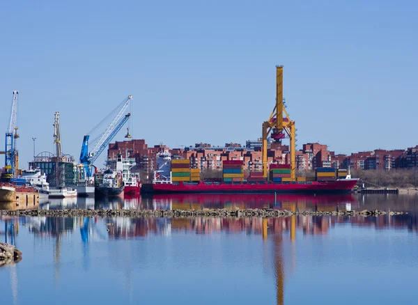 Container drift i hamn. Kronstadt, st petersburg, Ryssland — Stockfoto