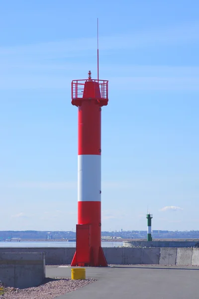 Der Leuchtturm am Rande des Hafens — Stockfoto
