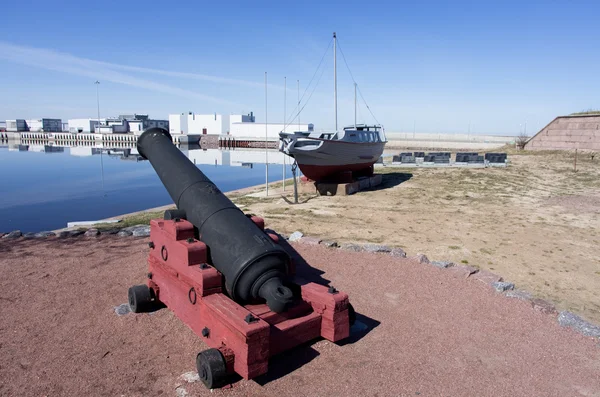 Old cannon on the background flood defenses and dam. — Stock Photo, Image