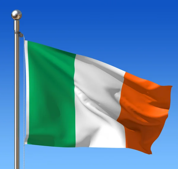 Proti modré obloze irská vlajka — Stock fotografie