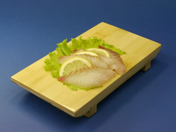 Pescado de sushi con rodajas de limón — Foto de Stock