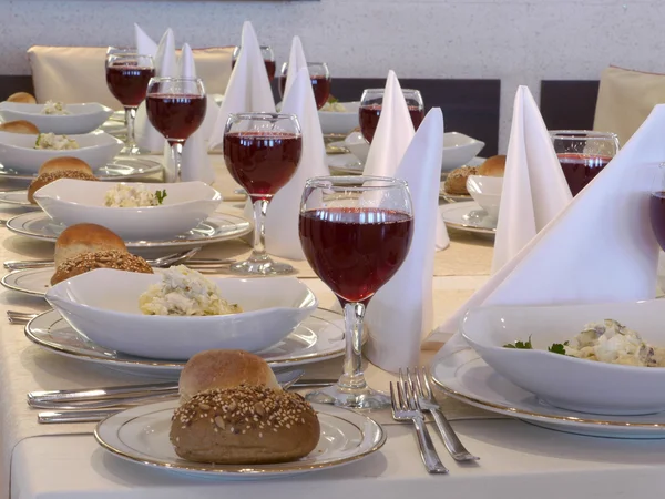 Mesa servida com vinho tinto no restaurante — Fotografia de Stock