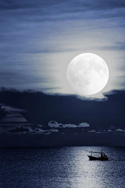 月光下钓鱼船 — 图库照片