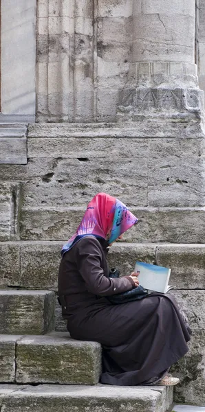 Mujer musulmana en la mezquita —  Fotos de Stock