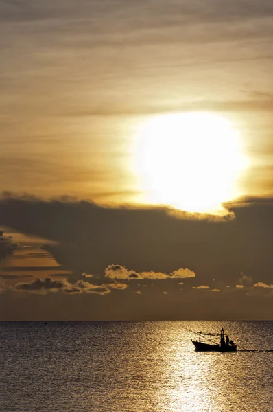 Sunrise barco de pesca — Fotografia de Stock