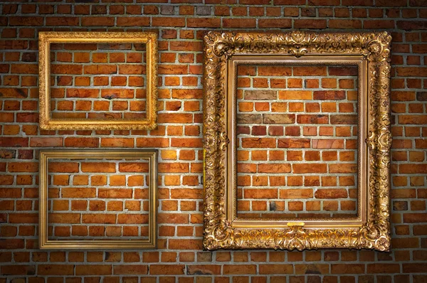 Χρυσό καρέ σε τοίχο από τούβλα — Φωτογραφία Αρχείου