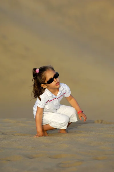 Kind in woestijn — Stockfoto
