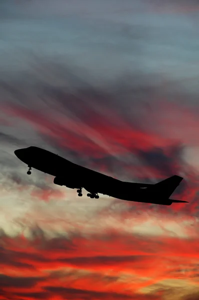 Silhouet van vliegtuig en zonsondergang — Stockfoto
