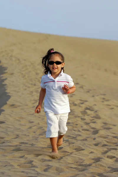 Child running in desert — Stock Photo, Image