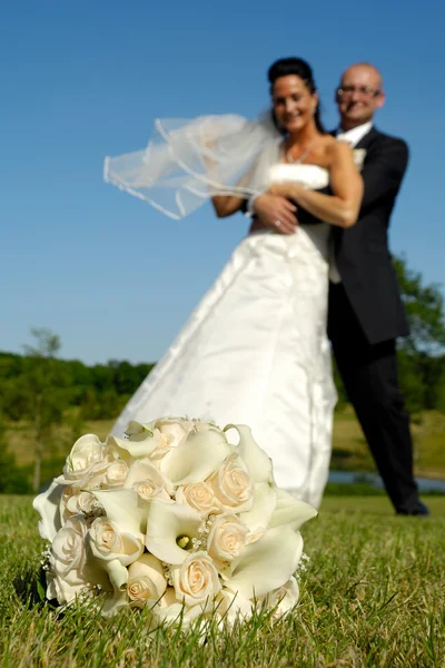 Strauß und Hochzeitspaar — Stockfoto
