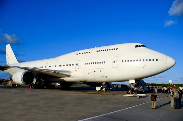 Jumbojet plane in airport — Stock Photo, Image