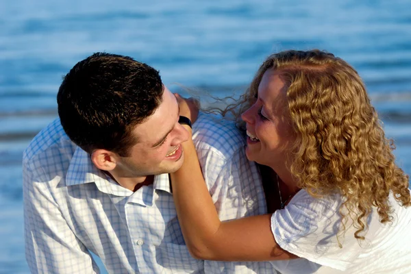 Gelukkige jonge paar op strand — Stockfoto