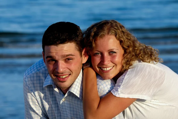 Gelukkige jonge paar op strand — Stockfoto