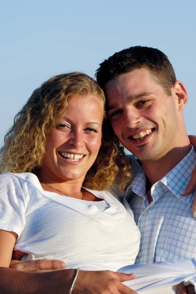 幸福的年轻夫妇 — 图库照片