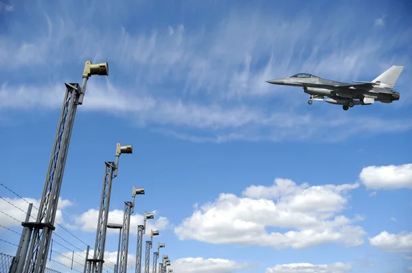 Stíhačka f-16 nedaleko letiště — Stock fotografie