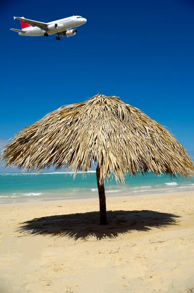 Şemsiye plaj ve uçak — Stok fotoğraf