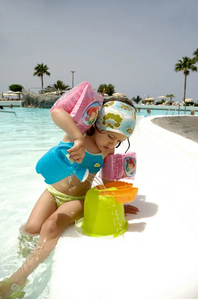 Child playing by pool — Stock Photo, Image