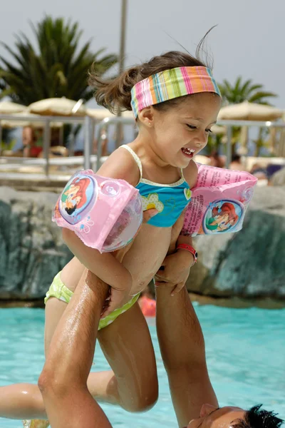 Счастливый ребенок в бассейне — стоковое фото