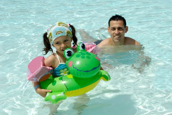 Uomo e bambino in piscina — Foto Stock