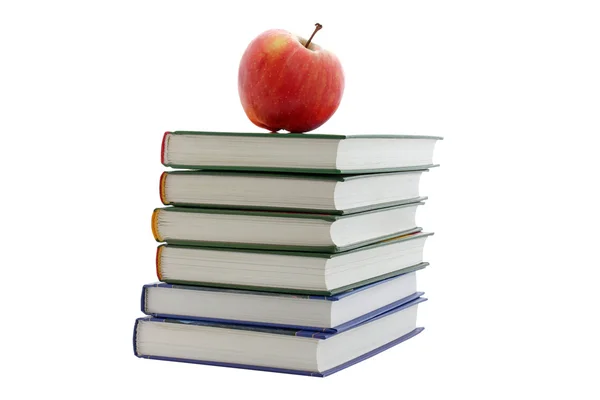 Яблоко на груде книг — стоковое фото
