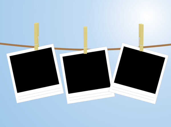 Три фотографии висят на веревке
