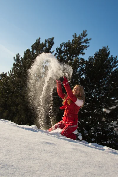Женщина играет со снегом — стоковое фото