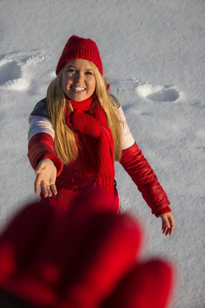 겨울 손을 밖으로 도달 하는 여자, 미소 — 스톡 사진
