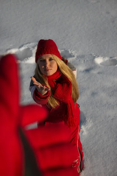 Femme tendre la main à l'aide en hiver Photo De Stock