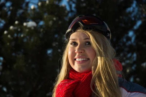 Портрет жінки в зимовому спортивному одязі, посміхаючись на камеру Ліцензійні Стокові Фото