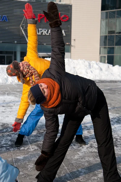 Mulheres exercitando no inverno frio, Vilnius, Praça da Europa Fotos De Bancos De Imagens