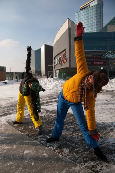 Femmes faisant de l'exercice dans le froid hivernal, Vilnius, place de l'Europe Images De Stock Libres De Droits