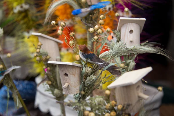 stock image Bouquet of small nesting-box with fake bird