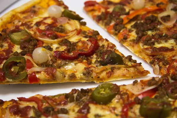 Rebanada de pizza picante de cerca Imagen de archivo