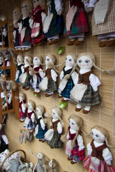 Bonecas feitas à mão no mercado Fotografias De Stock Royalty-Free