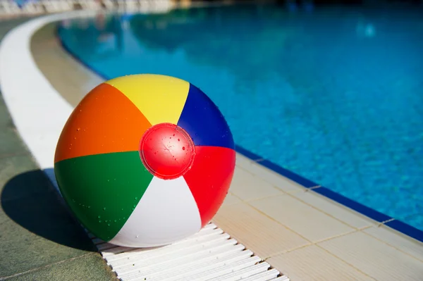Strandbal bij zwembad — Stockfoto