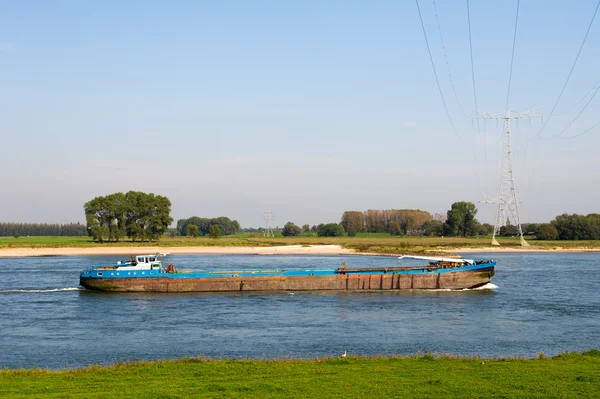 강 위에 있는 배 — 스톡 사진