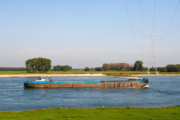 Boot op de rivier — Stockfoto