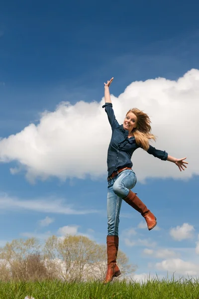 Прыгающая молодая девушка — стоковое фото