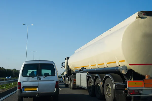 Transport oleju na autostradzie — Zdjęcie stockowe