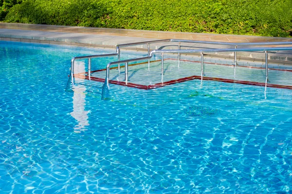 Zwembad buiten — Stockfoto