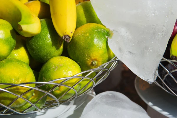 Fruta fresca y hielo derretido —  Fotos de Stock