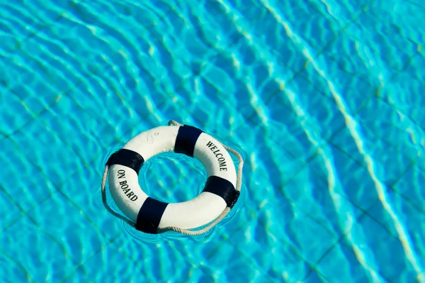 在游泳池中漂浮的救生圈 — 图库照片