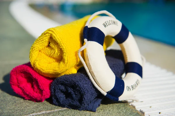 Handtücher und Rettungsring am Schwimmbad — Stockfoto