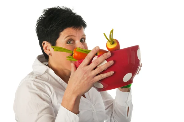 야채를 먹는 젊은 여자 — 스톡 사진