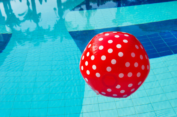 Красный шар с белыми пятнами
