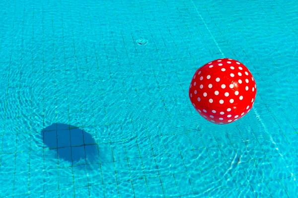 Bola vermelha com manchas brancas — Fotografia de Stock