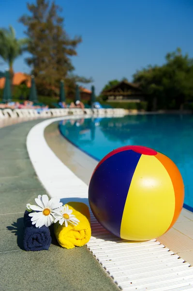 Plážový míč u bazénu — Stock fotografie