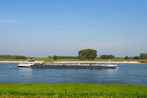 Statek tankowiec na rzece — Zdjęcie stockowe
