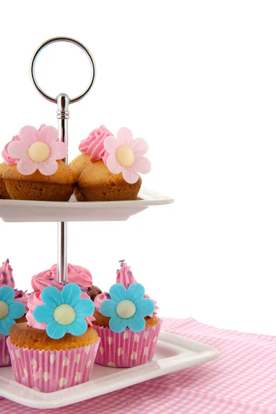 Muitos cupcakes na camada de bolo — Fotografia de Stock