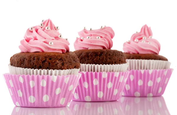 Drei Schokoladen-Cupcakes mit rosa Butterglasur — Stockfoto